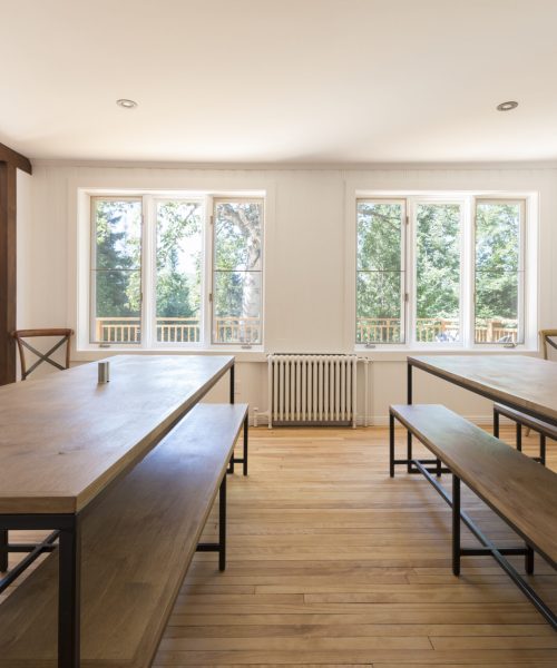 Salle à manger du Havre du Rocher à Val-Morin, avec grandes tables en bois, bancs et vue sur la nature." Caption (légende) "Une salle à manger ouverte sur la nature pour des moments de partage et de convivialité." Mots-clés Yoast Havre du Rocher, salle à manger, repas conviviaux, retraite bien-être, Laurentides, séjour détente, maison de retraite, espace lumineux Si tu veux, je peux te préparer le tableau SEO complet avec toutes les images que tu as déjà envoyées, prêt à copier-coller dans ton site pour optimiser ta page de vente. Veux-tu que je te prépare ce tableau maintenant ? Ask ChatGPT